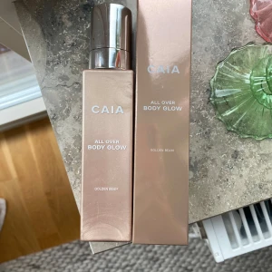 Caia body glow  - En jättefin bodyglow highlighter från CAIA i färgen GOLDEN BEAM. Enbart testad. Alltså fortfarande full. Nypris 495:- säljer för 300!💛