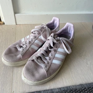 Supersöta rosa campus!! - Säljer nu mina rosa adidas skor i en äldre campus modell. Inköpta för någon månad sen från sellpy och använda av mig fåtal gånger. Skicket är bra. Köpte på sellpy för 500, mitt pris 250. Priset kan diskuteras😊😊