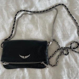 Zadig & Voltaire väska  - Zadig & Voltaire väska liten.  Nypris 2 300kr. Säljer pga aldrig använt.
