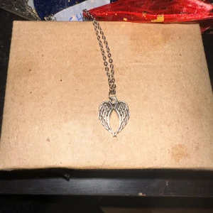 Halsband  - Hej, säljer hemmagjorda smycken i mycket bra skick.