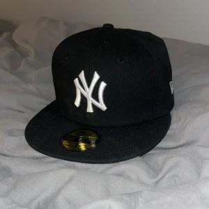 Yankees - New York Yankees Keps! Skitsnygg men knappt använd för den passar inte mitt huvud (köpt ny för 500kr)