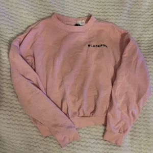 Blackpink tröja - Rosa croppaz sweatshirt med Blackpink tryck från H&M. Bara använd några fåtal gånger.