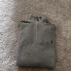 Ralph Lauren zip - Säljer ett helt ny as fet raffe zip. Nypris 1599kr mitt pris 699kr det är storlek XXL men passar L-XL