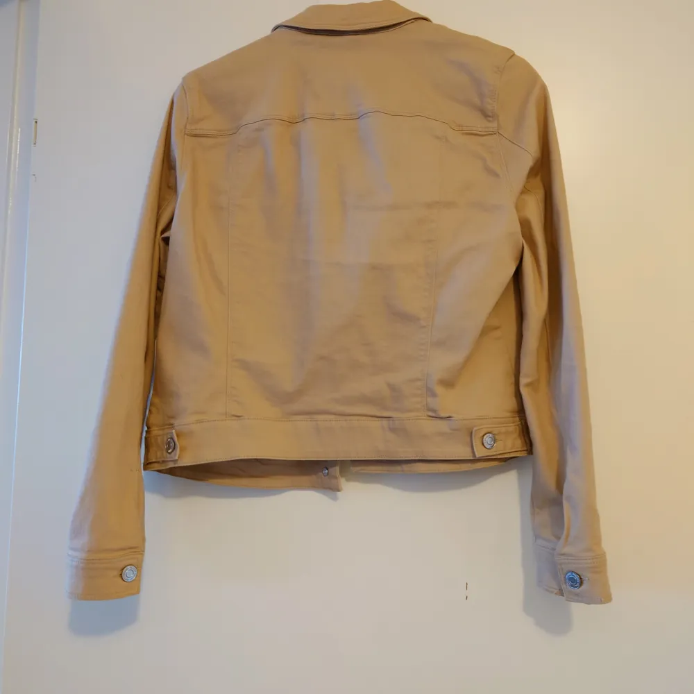 Står M 38 som storlek  Använd några gånger  Vero Moda  Beige Bomull/Denim. Jackor.