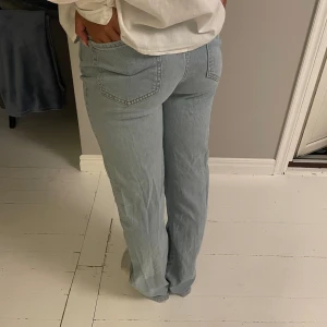 Ljusblå jeans - Ljusblåa jeans från madlady💕säljer pga att dom är för stora. Storlek 34 men passar mer 36/38