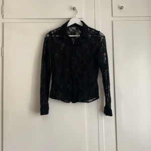 Spets shorta - Super snygg trendig spetstopp perfekt till fest och middagar! Är i storlek XS men passar också S