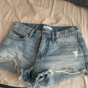 Lågmidjade jeans shorts  - Säljer dessa Lågmidjade jeans shortsen från gina tricot. Dom är helt slutsålda på hemsidan. De är i jätte bra skick, har bara använt de några gånger.  Skriv om ni har frågor eller önskar fler bilder 💗