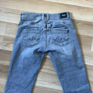 Grå jeans från Pepe Jeans - Ett par grå jeans från Pepe Jeans i fint skick, straight leg och låg midja🥰Stretchiga