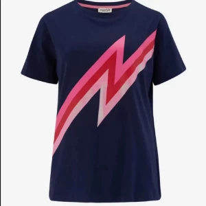 Sugarhill bigton t-shirt  - Jättefin t-shirt från sugarhill bigton, köptes för 400kr och har bara används fåtal gånger- är i nyskick! Skriv för egna bilder och pris diskussion! 