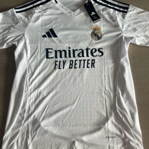 Fotbollströja - Den är i nyskick med storlek 