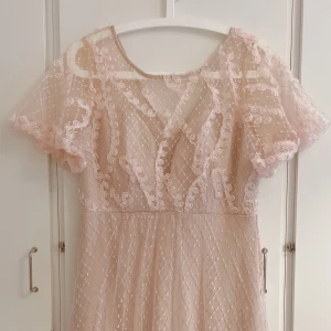 Lång glittrande klänning - Jättefin skick och aldrig använd då den är för lång för mig.  Storlek M/38. Perfect för fin fester som brollop eller baby shower. Det syns inte på bilder men det är syt med glittrande silver tråd.
