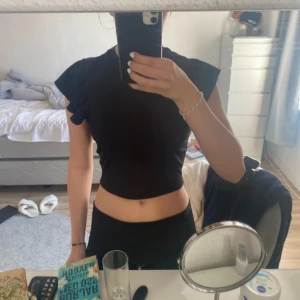 volang topp - svart volang t-shirt 