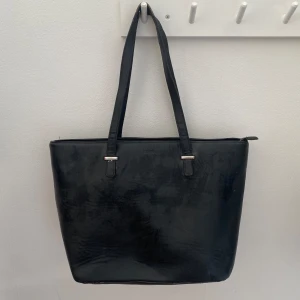 Dondonna väska  - Super fin och praktisk don Donna väska som är perfekt för skolan. Bra skick och säljer då den inte kommer till användning. Skriv för mått. 