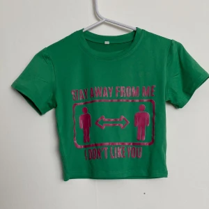 Grön crop top med tryck  - Inte min stil längre  50kr+frakt