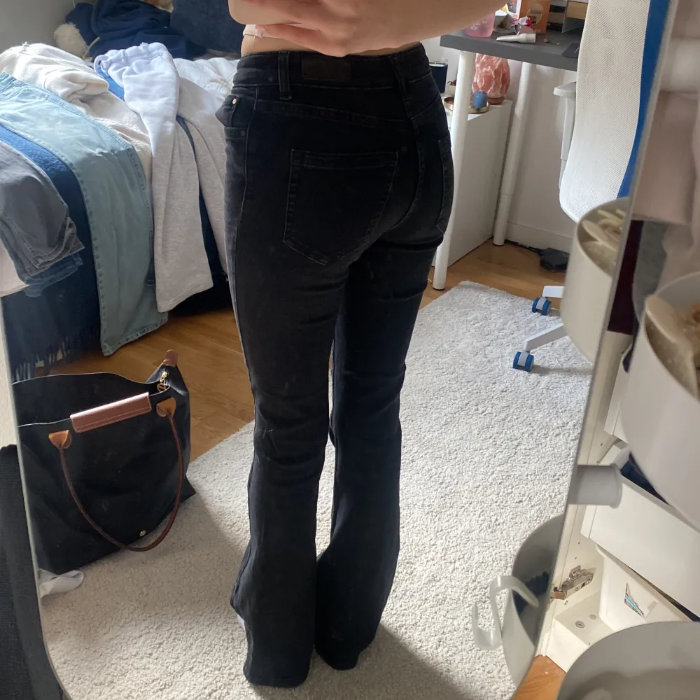Väl använda jeans, inga deflekter. Nypris 500kr, kom privat för fler bilder/frågor ❤️. Farkut & Housut.