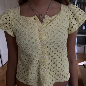 Gul blus  - Säljer denna super söta gula blusen! Skriv vid intresse eller vid frågor💛💛💛💛💛💛💛💛
