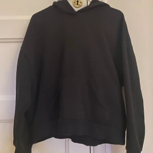 Svart hoodie  - Den perfekta svarta hoodien!🖤