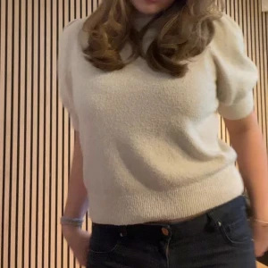 Stickad t-shirt  - Jättefin stickad t-shirt från vero Moda. Inga defekter endast lite nopprig men inget som syns på långt håll! 💗 pris kan sänkas vid intresse 