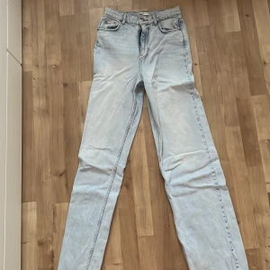 Vida jeans  - Vida jeans i storlek 34  Jag är 175 cm och de är nästan perfekta i längden men någon cm korta.  Bra skick  Använda 10 gånger  Från Gina Tricot 