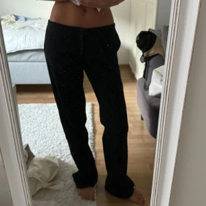 Kostymbyxor Brandy Melville  - Säljer mina kostymbyxor från Brandy Melville, nypris 700kr