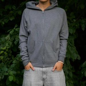 Grå Pop Boutique Hoodie - Fint skick✅ Modellen är 180cm L men pallar S - M