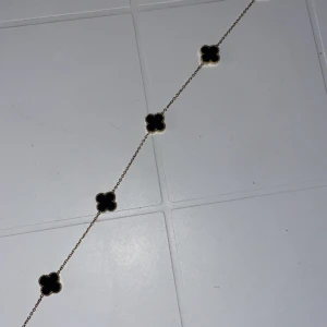 Van Cleef Halsband - Svart Van Cleef Halsband, perfekt present till en speciell kvinna i ditt liv. Väldigt populär och eftersökt. Hör av er vid fler frågor.