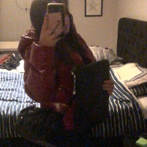 Fin röd guess vinter jacka  - Säljer min fina fina guess jacka då den inte kommit till användning den är väldigt snygg och använd Max 10 gånger❣️  vid snabb och smidig affär kan priset vara diskuterbart Ny pris 2000 om ni vill ha mer bilder tveka inte på att skriva❤️