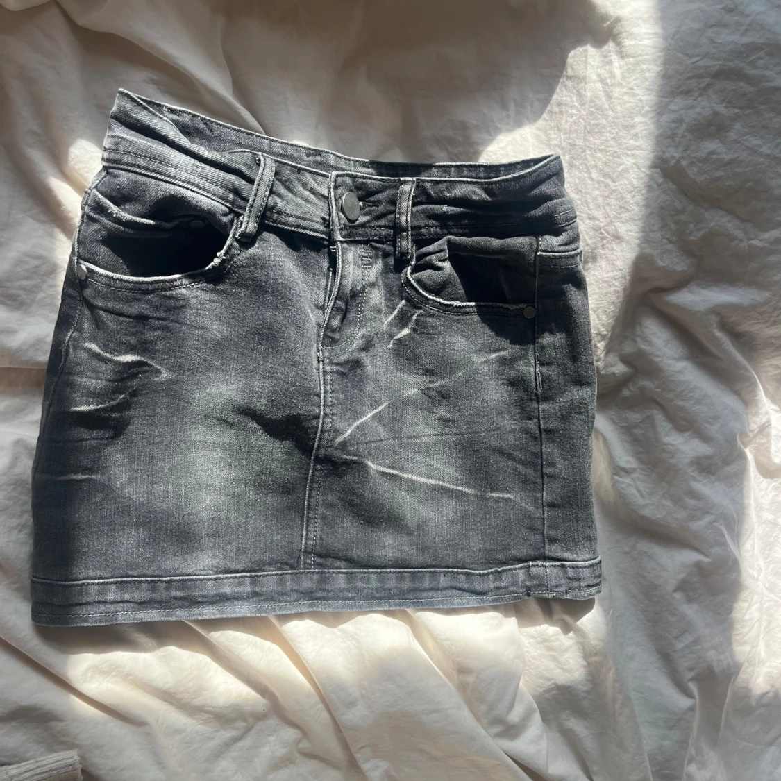 Grå jeanskjol från My Wear - 90