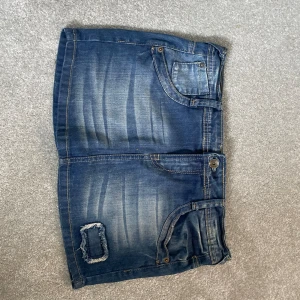 Söt jeanskjol!!🩷 - Jätte fin jeanskjol med coola fickor och detaljer!! Knappt använd och är i ny skick!!!🩷🩷🩷