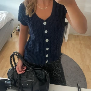 Stickad tshirt  - Finaste stickade t-shirten i super skick💕💕 Litet hål på baksidan av tröjan i nacken. Inget som syns när den sitter på! Det går även att sy igen💕 Passar även S