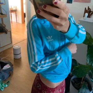 Blå adidas kofta - Så snygg! Jag har knappast använt men köpt second hand, super skick. Står storlek 38 men skulle säga att den är storlek S💙 skriv privat vid frågor! Pris kan diskuteras 
