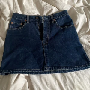 Levis kjol - Mörkblå levis kjol! så snygg men tyvär för tyvär för liten för mig. Nypris 600 och priset kan diskuteras!