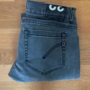 Dondup Jeans George - Dondup Jeans George - Skinny Fit/Slim Fit. Skick: 9,5/10 perfekt nyskick inga defekter. Perfekta nu till hösten! Pris kan diskuteras vid snabb affär! Skriv om du har några funderingar! 