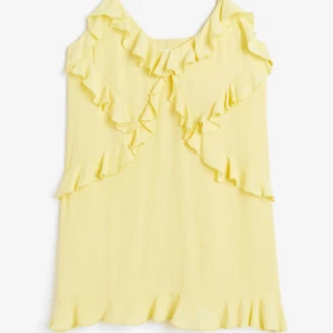 Volang klänning - Fin klänning i volang från hm som tyvärr inte kommit till användning.