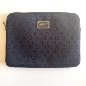 Datorfodral Marc Jacobs - Datorfodral från Marc Jacobs som passar en 13 tums MacBook. Den är i använt skick.