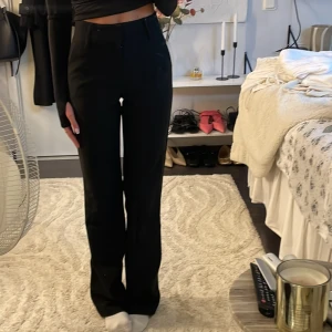 Kostymbyxor  - Från LXA. Jag är 173 som referens 🥰