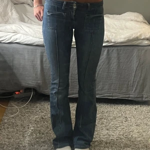 Bootcut jeans - Low waist bootcut pocket jeans från Nelly. Innerbenslängden är 83 cm och midjemåttet är 32 cm rakt över men dem är väldigt stretchiga så dem passar mig som har 36-38, säljer pågrund av att jag inte får dem till användning, tyvärr🩷
