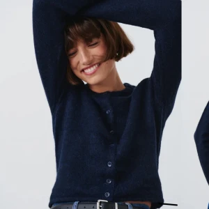 Mörkblå stickad kofta  - En supersnygg och skön stickad kofta ifrån Ginatricot. Väldigt bra skick eftersom den knappt är använd. Säljer eftersom har liknande och denna kommer inte till nån användning. Nypris 400kr säljer för 249kr.