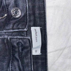 Gina jeans, köpta för 600 styck. - Använda ett par gånger, trött på bootcut. Mid waist men inte så höga. pris går att diskuteras. 