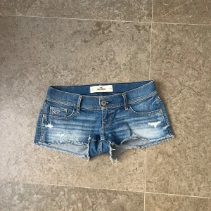 Lågmidjade jeansshorts  - Jätte snygga lågmidjade jeansshorts från hollister i väldigt fint skick!!💗💗 Strl 24, motsvarar XS skulle jag säga, bara att fråga för fler bilder eller mått! 💗Perfekt till skolstart, lagom lågmidjade, jag är 165cm, midjemått 37cm