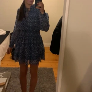 Klänning - Perfekt snygg klänning till sommarkvällar!! Sitter så fint på kroppen🩷