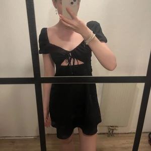 Svart klänning  - Svart klänning från H&M. Aldrig använd 