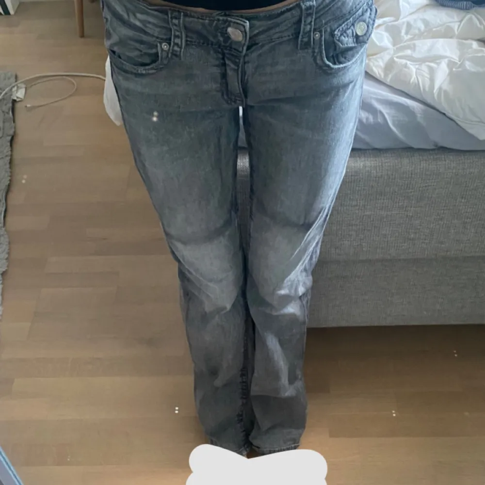 jättteee snygga gråa jeans som är urtvättade vid låren, passar mig som är 168 och jättebra skick eftersom att de endast är använda 2 gånger! sm vid frågor! 💋. Jeans & Byxor.