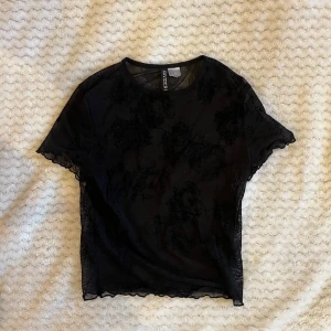 Mesh tee - Mesh tshirt med drakar. Supercool och sitter så fint på! Väl använd med i jättebra skick.