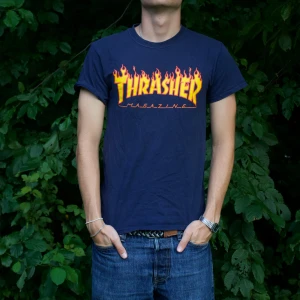 Blå Thrasher T-Shirt - Modellen är 180cm