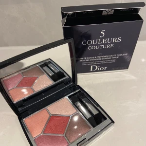 Dior ögonpalett/ ögonskugga helt ny - 5 Couleurs Eye Palette 879 Rouge Trafalgar  HELT NY i förpackning. Nypris 770kr  Hämtas i Vasastan eller frakt mot betalning 