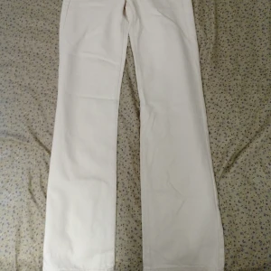 Vita/Begie wide jeans - Vita/Begie byxor med hög midja och bred passform. längd ca 110cm midjan ca 60cm. wide waist 24. Length 32. säljer för att det är för långt på mig. märket i bak är lite smutsigt.