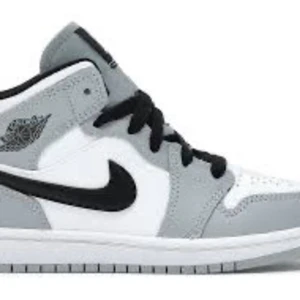 Air Jordans 1 Mid Smoke Grey för män och kvinnor AJ1 39 - Dem är lite smutsiga men går enkelt att torka bort med bara en våtservett. Använd ett antal gånger men de har inte synliga skador eller permanenta fläckar. Priset kan diskuteras. Skriv vid intresse, frågor eller bilder!💛