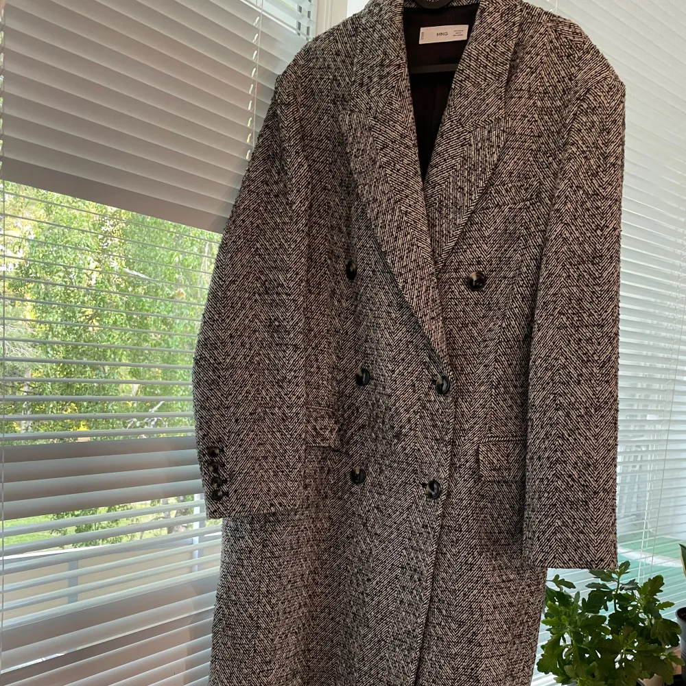 Säljer denna svart vita kappan ifrån Mango den har inte kommit till användning så mycket men jätte fin annars skön håller varm stilig! Ord butik pris 1200kr. Takit.