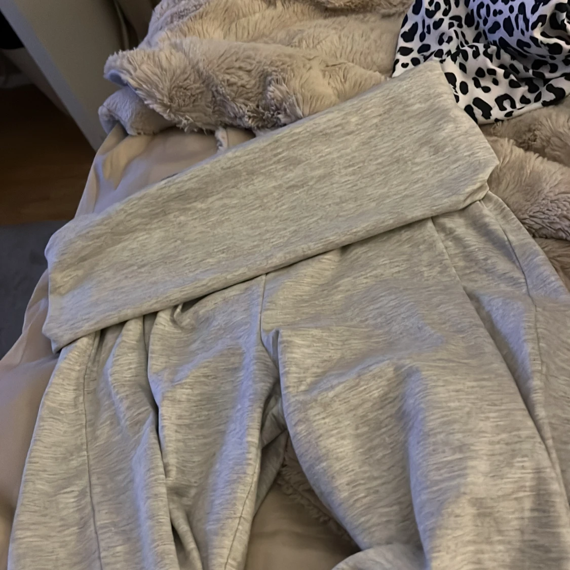 Grå mjukisbyxor - 90